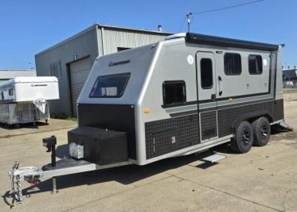 2025 Pinnacle Horse Floats 2HAL Warmblood Light Weight Composite Panel Horse Float With Living image