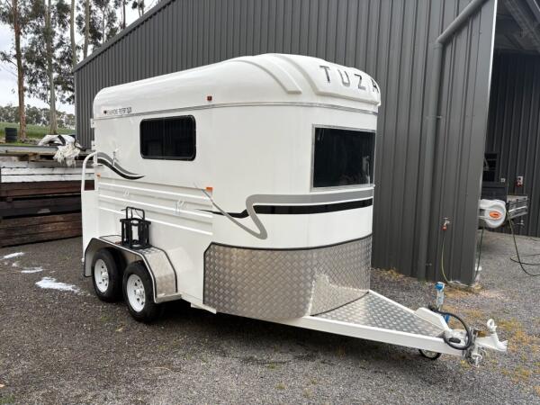 2022 Otto Tuza Angle Load Horse Floats Angle Load image