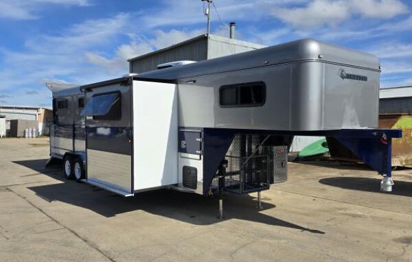 2025 Pinnacle Horse Floats 4 Horse Angle Load Gooseneck Float 4hal-GS Square Front With Slideout Shower Room image