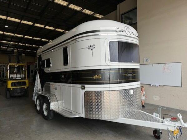 2025 Discovery Floats 2HSL Ultima 12 8 image