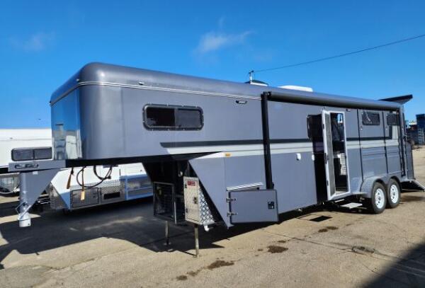 2025 Pinnacle Horse Floats 3 Horse Angle Load Gooseneck Ultimate Shower Room Front 3HUS-SFRNT image